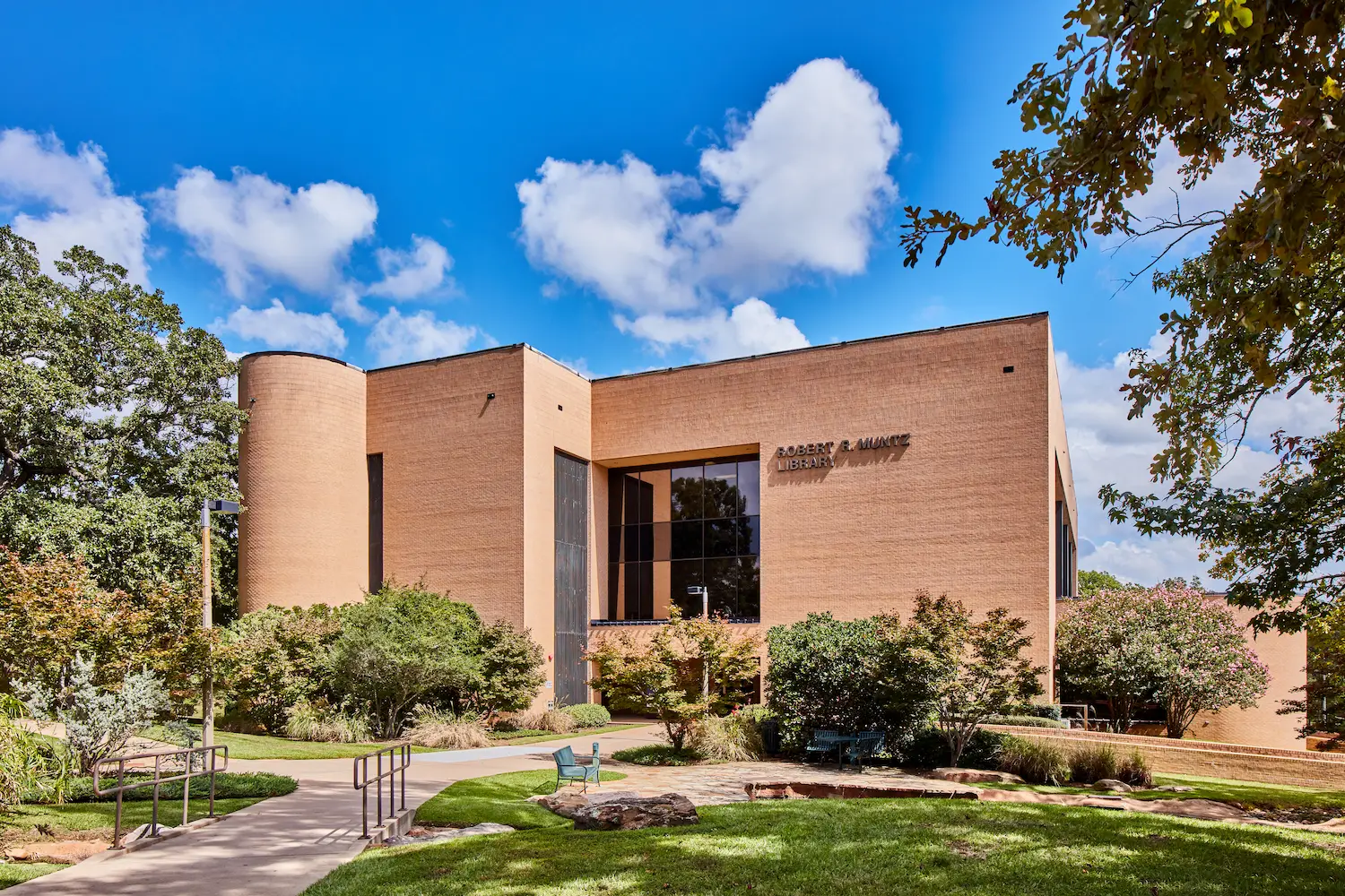 Muntz-Library-at-UT-Tyler-funded-by-A.S.-Genecov-Foundation